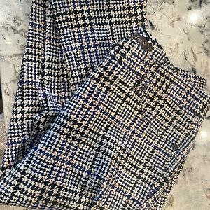 Beautiful hounds tooth plaid leggings!